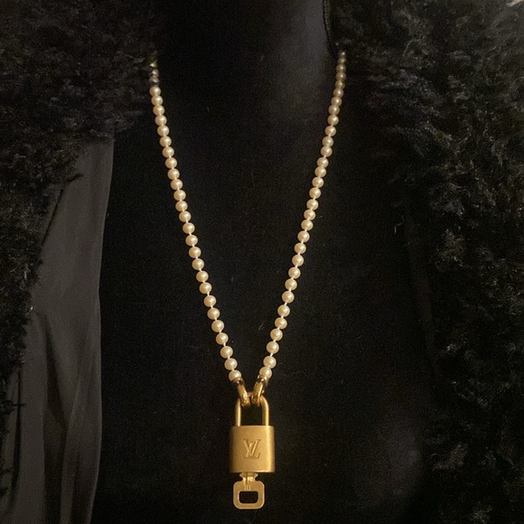 LV Lock 311 🔐 with pearl chain - Picture 10 of 11